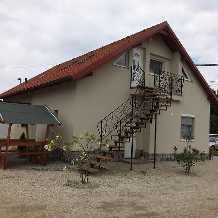 דירות Kapuvár Baro Berg Apartman מראה חיצוני תמונה